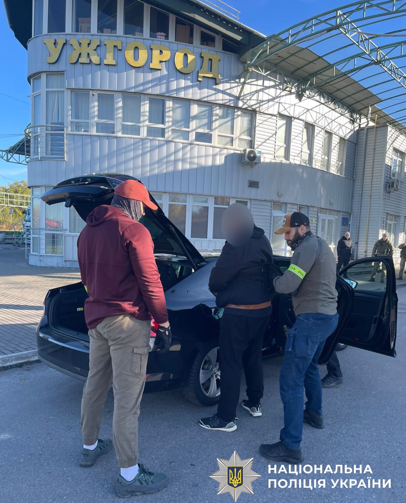 До Чехії екстрадовано учасника злочинної схеми, якою керував мешканець Дніпра