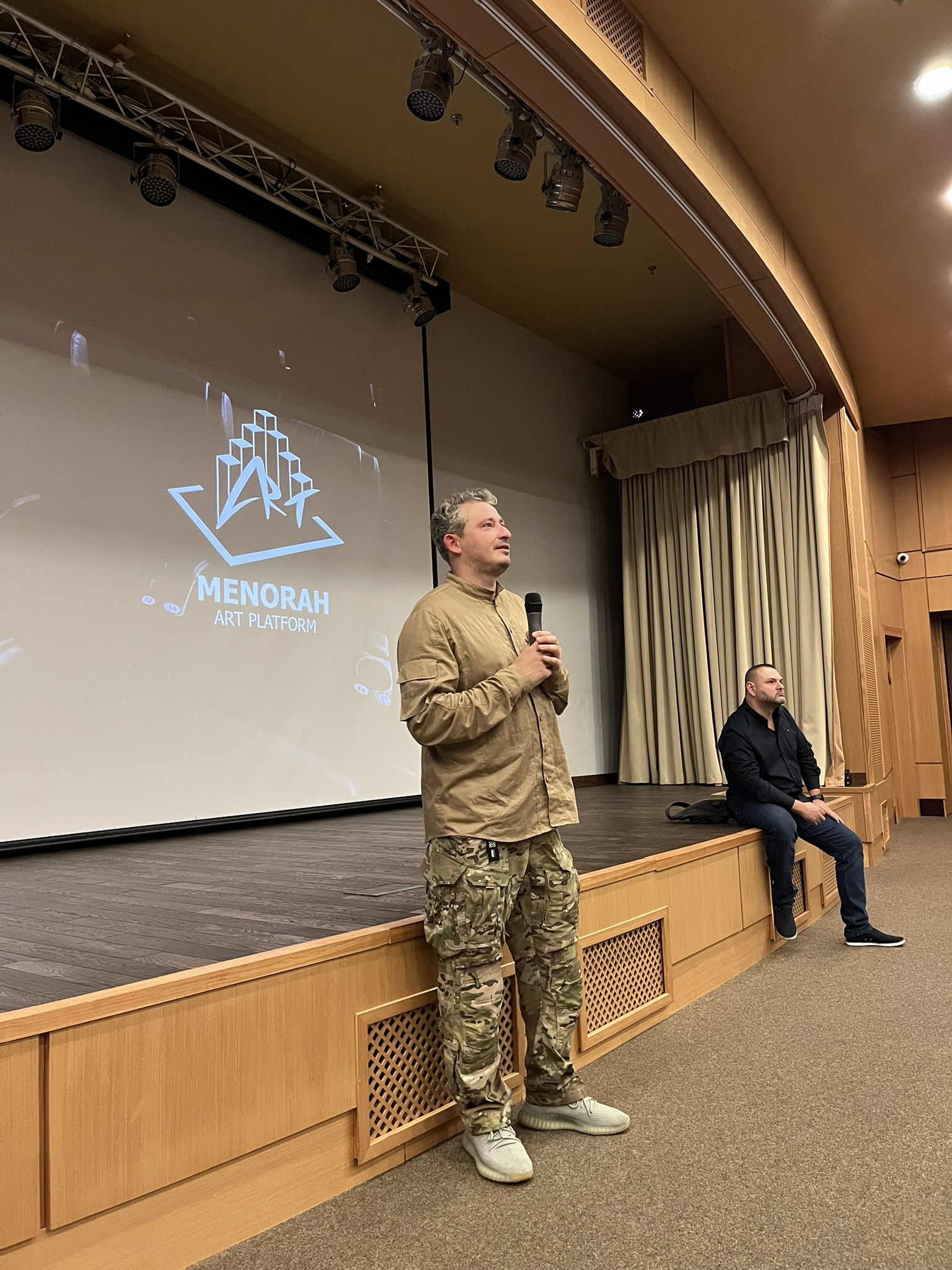 Від «20 днів у Маріуполі» до «Конотопської відьми»: що об’єднує дніпрян навколо українського кіно?