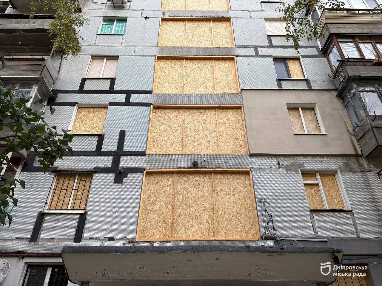У Дніпрі відновлюють будинок, де Росія своїм обстрілом пошкодила два підʼїзди