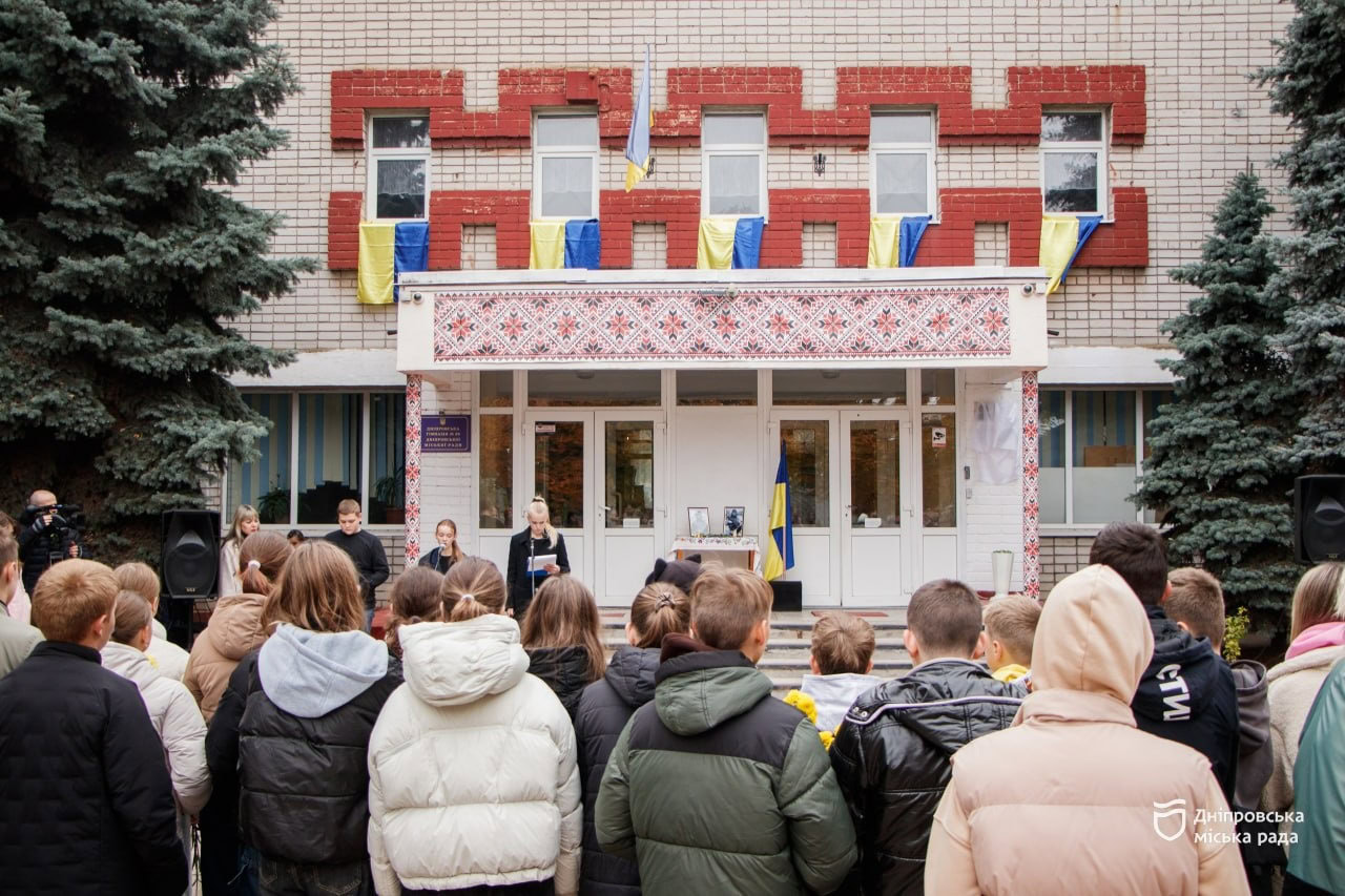 У Дніпрі на фасаді гімназії № 39 відкрили меморіальні дошки на честь двох випускників