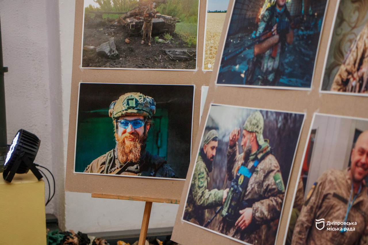У Дніпрі відкрили фотовиставку до Дня захисника та Дня ветерана