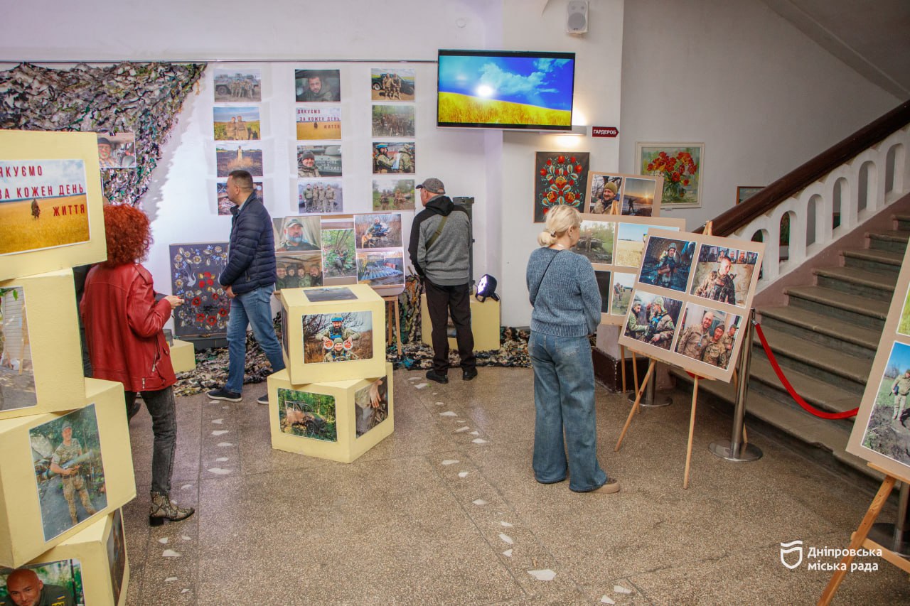 У Дніпрі відкрили фотовиставку до Дня захисника та Дня ветерана