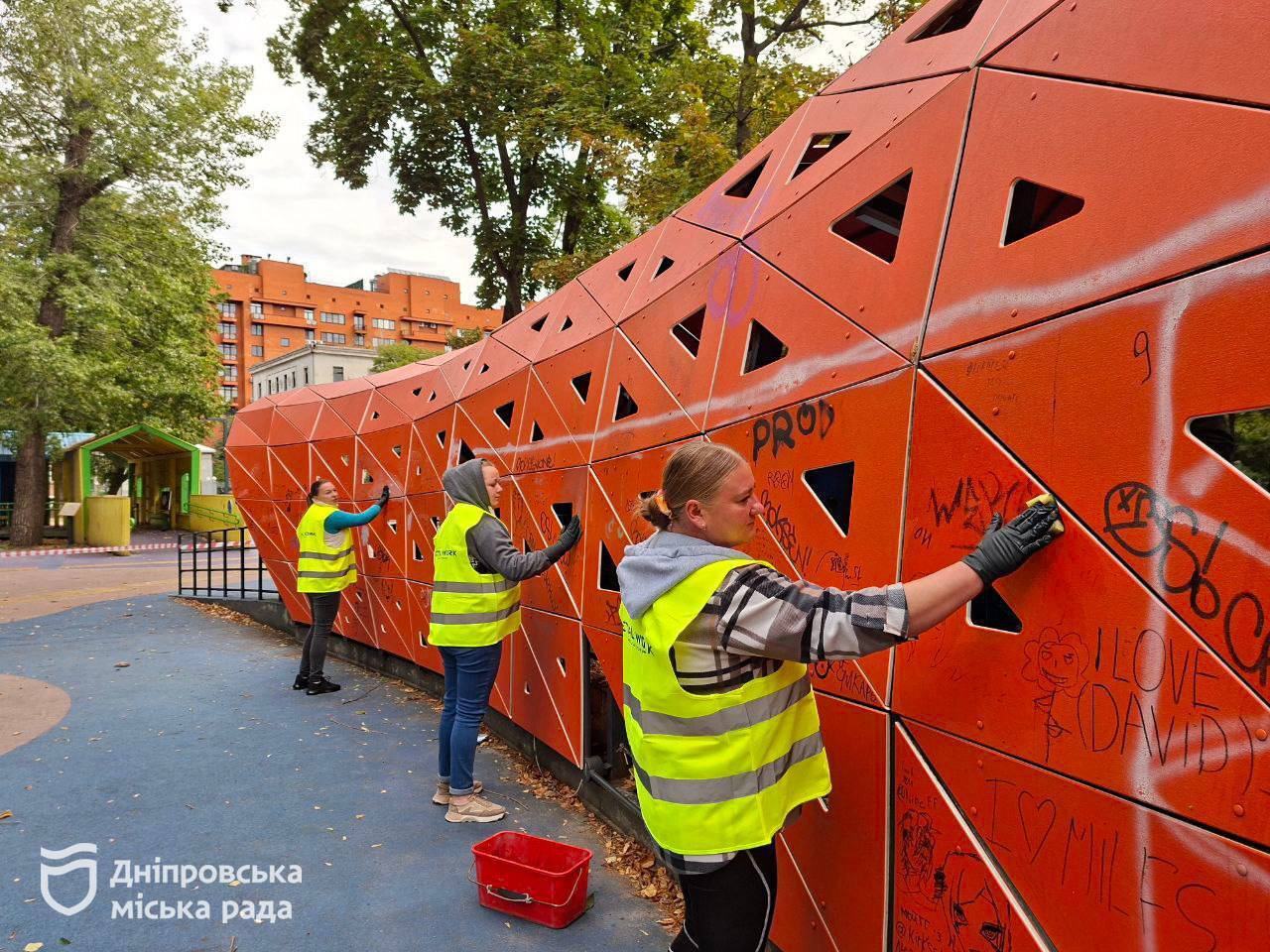 У Дніпрі відновлюють дитячий та інклюзивний майданчики у сквері Героїв