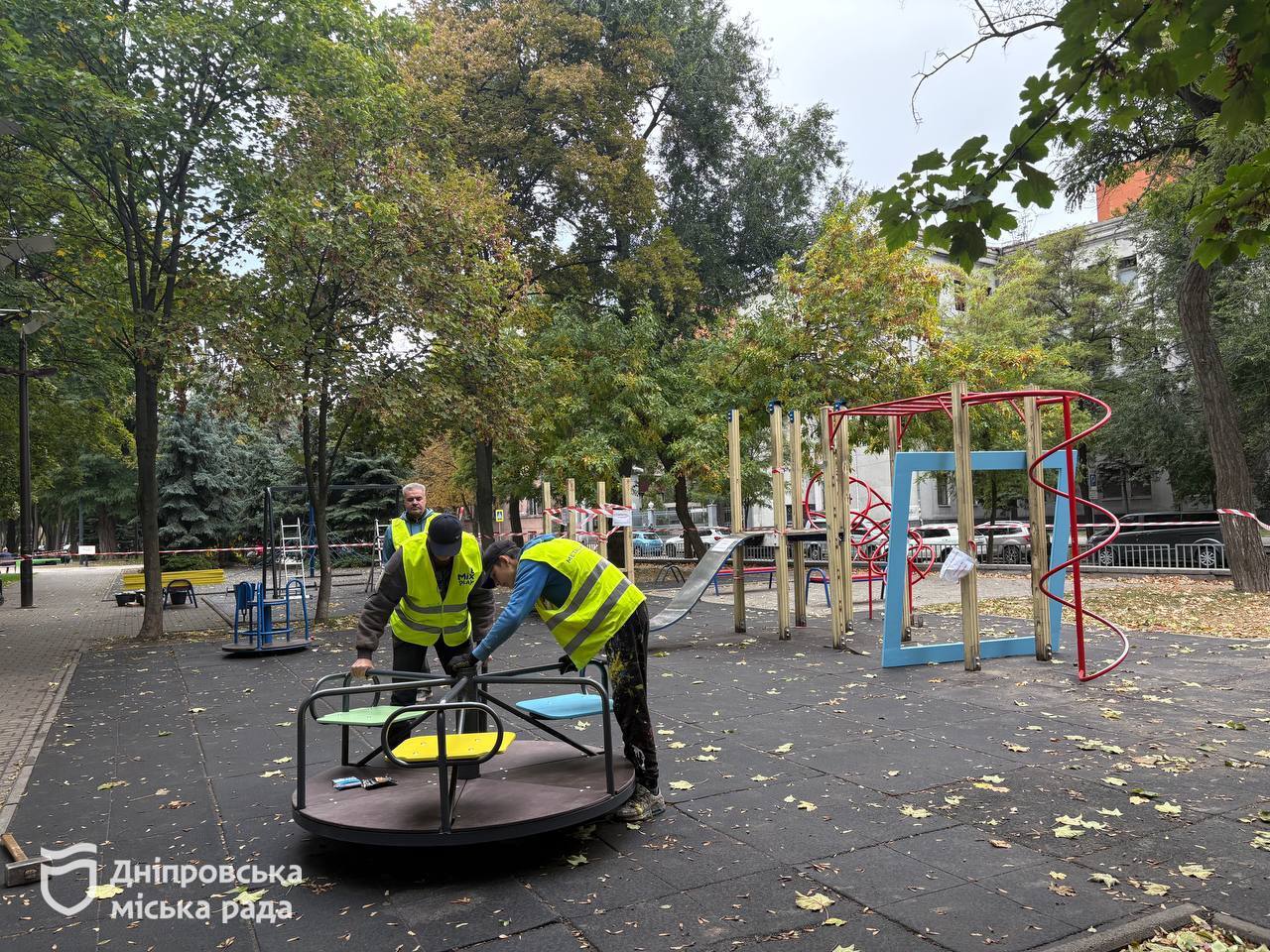 У Дніпрі відновлюють дитячий та інклюзивний майданчики у сквері Героїв