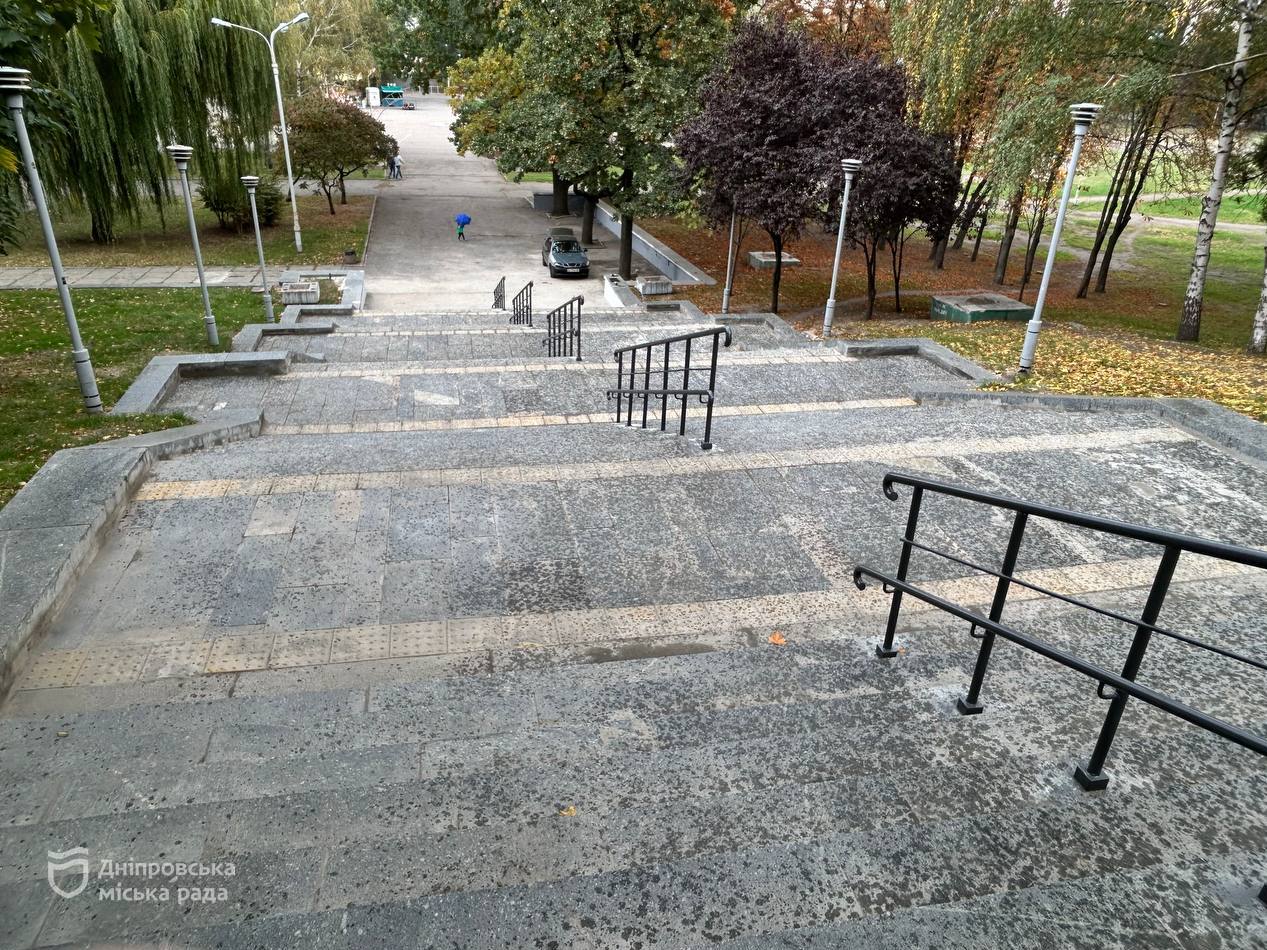 У парку Глоби Дніпра ремонтують сходи вперше за 30 років
