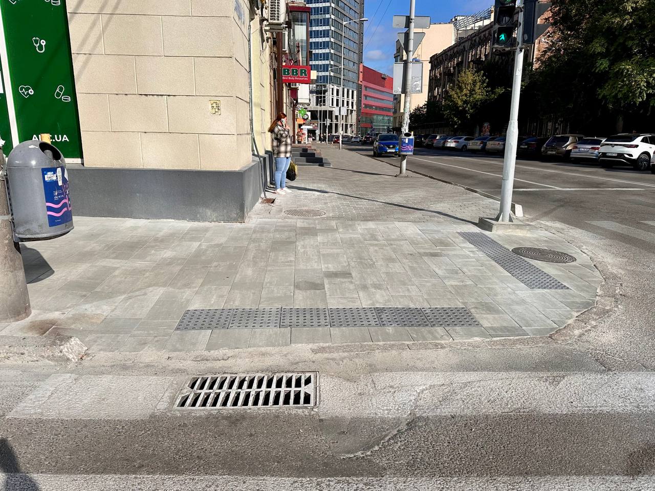 У Дніпрі оновили тротуар на вулиці Липинського