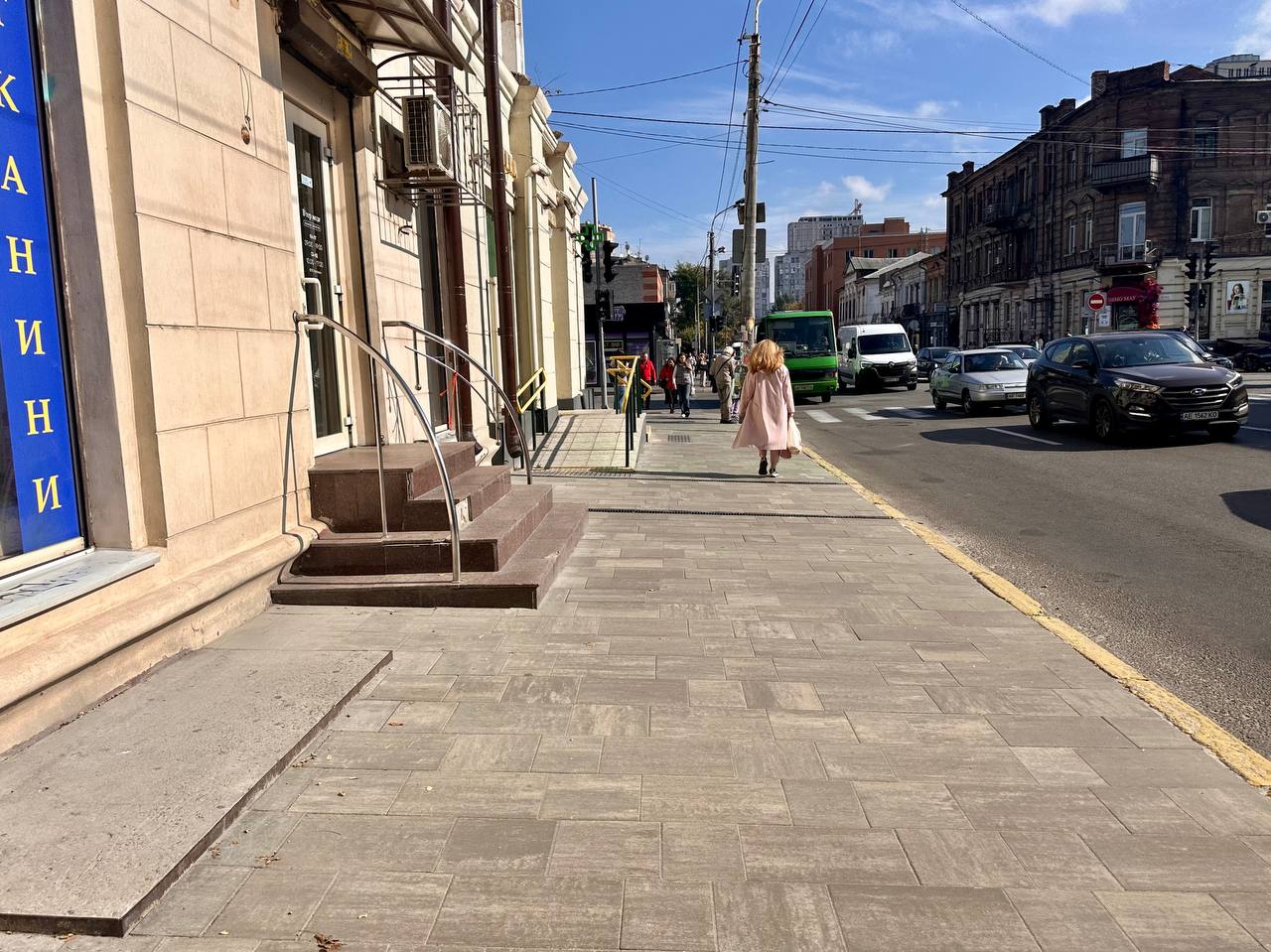 У Дніпрі оновили тротуар на вулиці Липинського