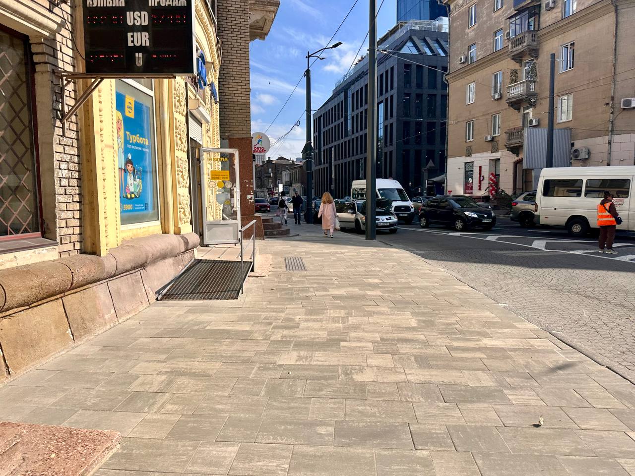 У Дніпрі оновили тротуар на вулиці Липинського