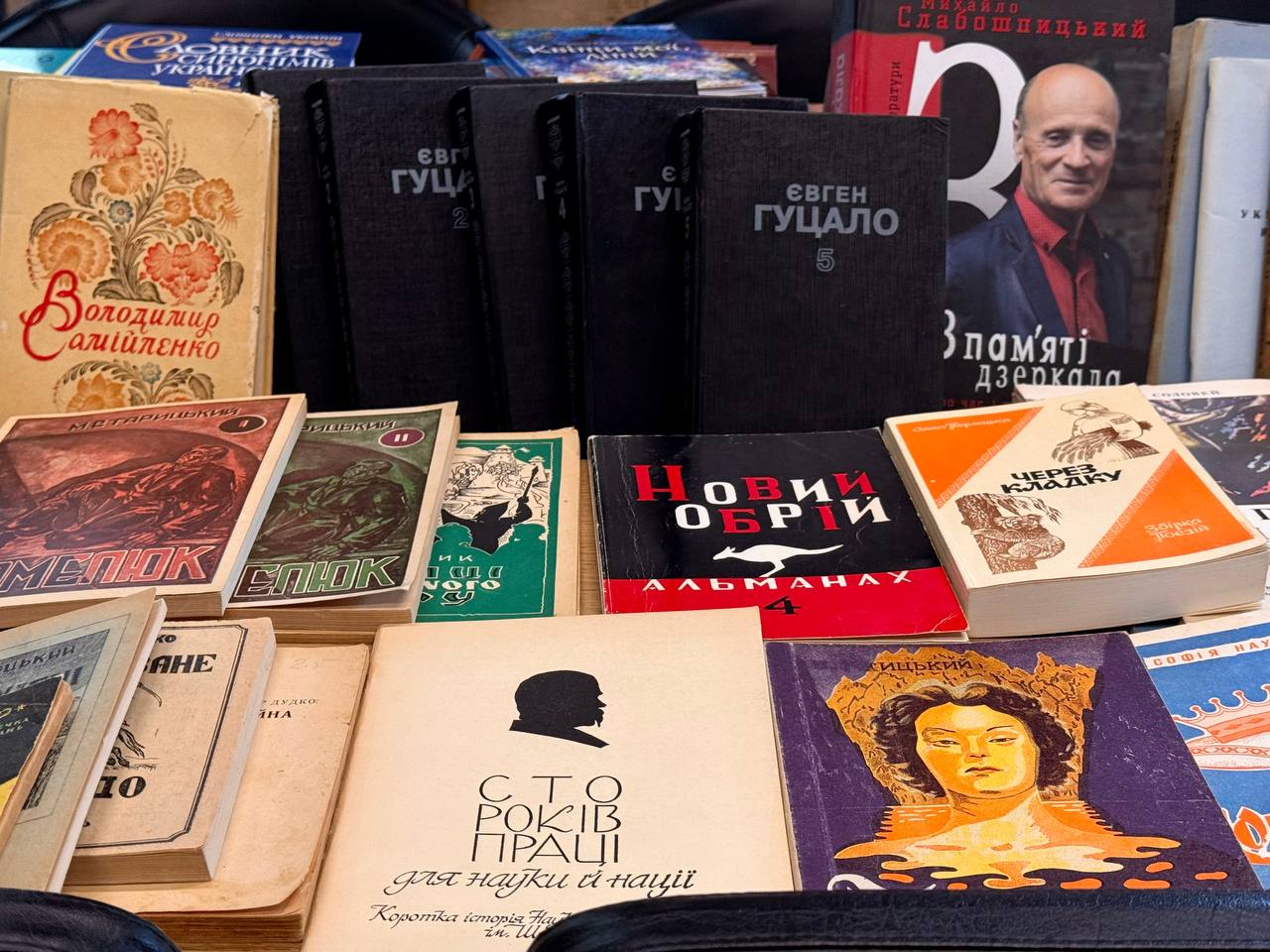 До Дніпра прибули українські книжки, що подолали понад 16 тисяч кілометрів