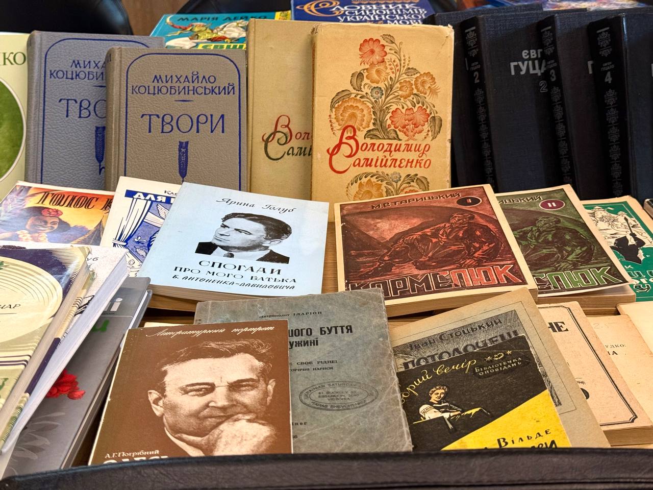 До Дніпра прибули українські книжки, що подолали понад 16 тисяч кілометрів