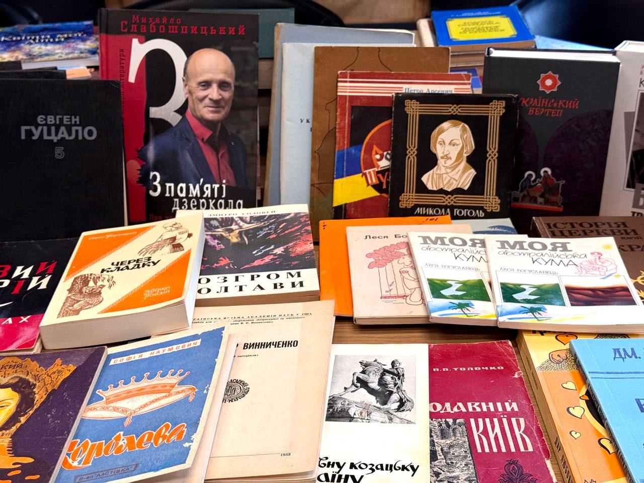 До Дніпра прибули українські книжки, що подолали понад 16 тисяч кілометрів