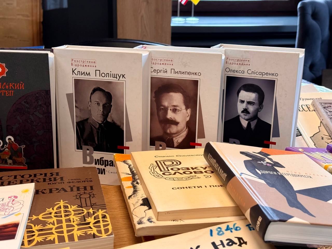 До Дніпра прибули українські книжки, що подолали понад 16 тисяч кілометрів