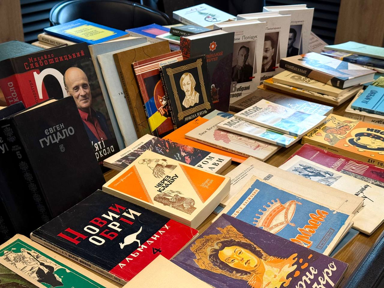 До Дніпра прибули українські книжки, що подолали понад 16 тисяч кілометрів