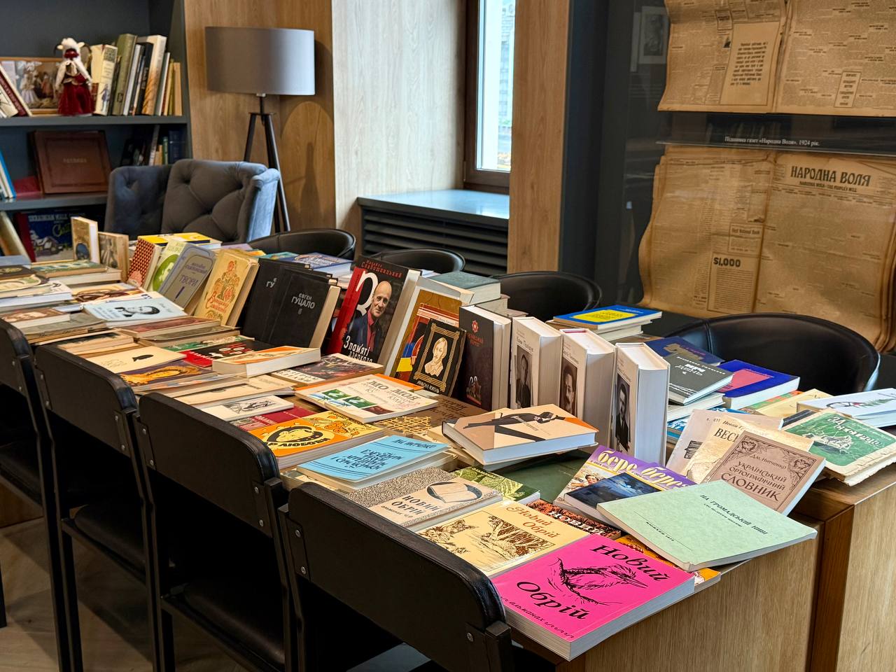 До Дніпра прибули українські книжки, що подолали понад 16 тисяч кілометрів