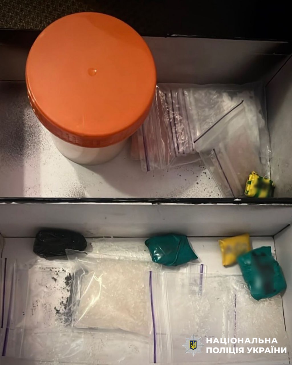 Наркотики у розетках: у Дніпрі викрили групу, що збувала «товар» через поштомати