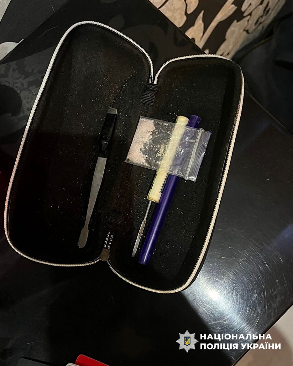 Наркотики у розетках: у Дніпрі викрили групу, що збувала «товар» через поштомати