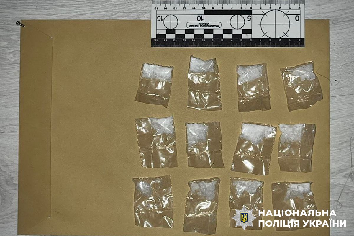 Наркотики у розетках: у Дніпрі викрили групу, що збувала «товар» через поштомати
