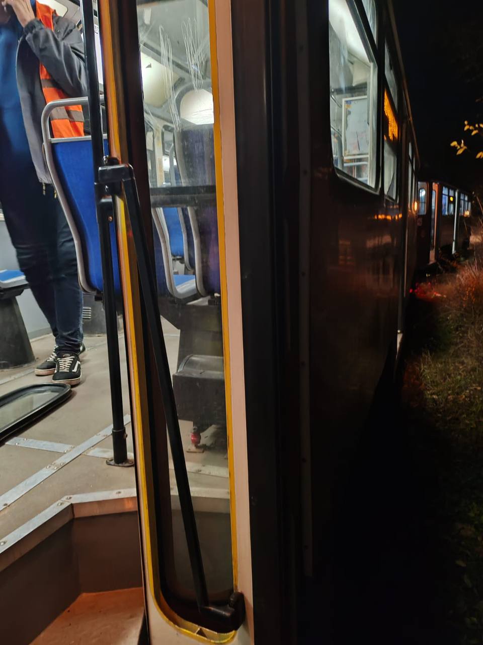 У Дніпрі розшукують підлітків, які потрощили трамвай