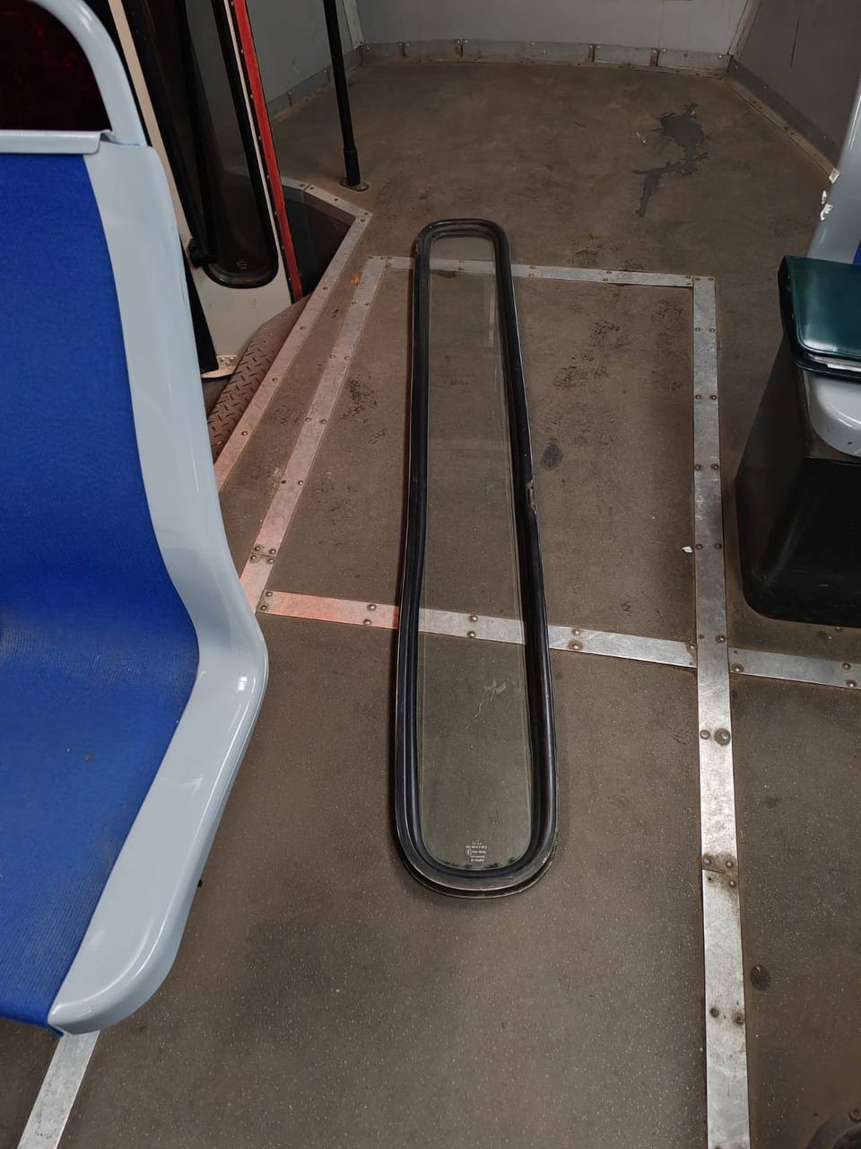 У Дніпрі розшукують підлітків, які потрощили трамвай