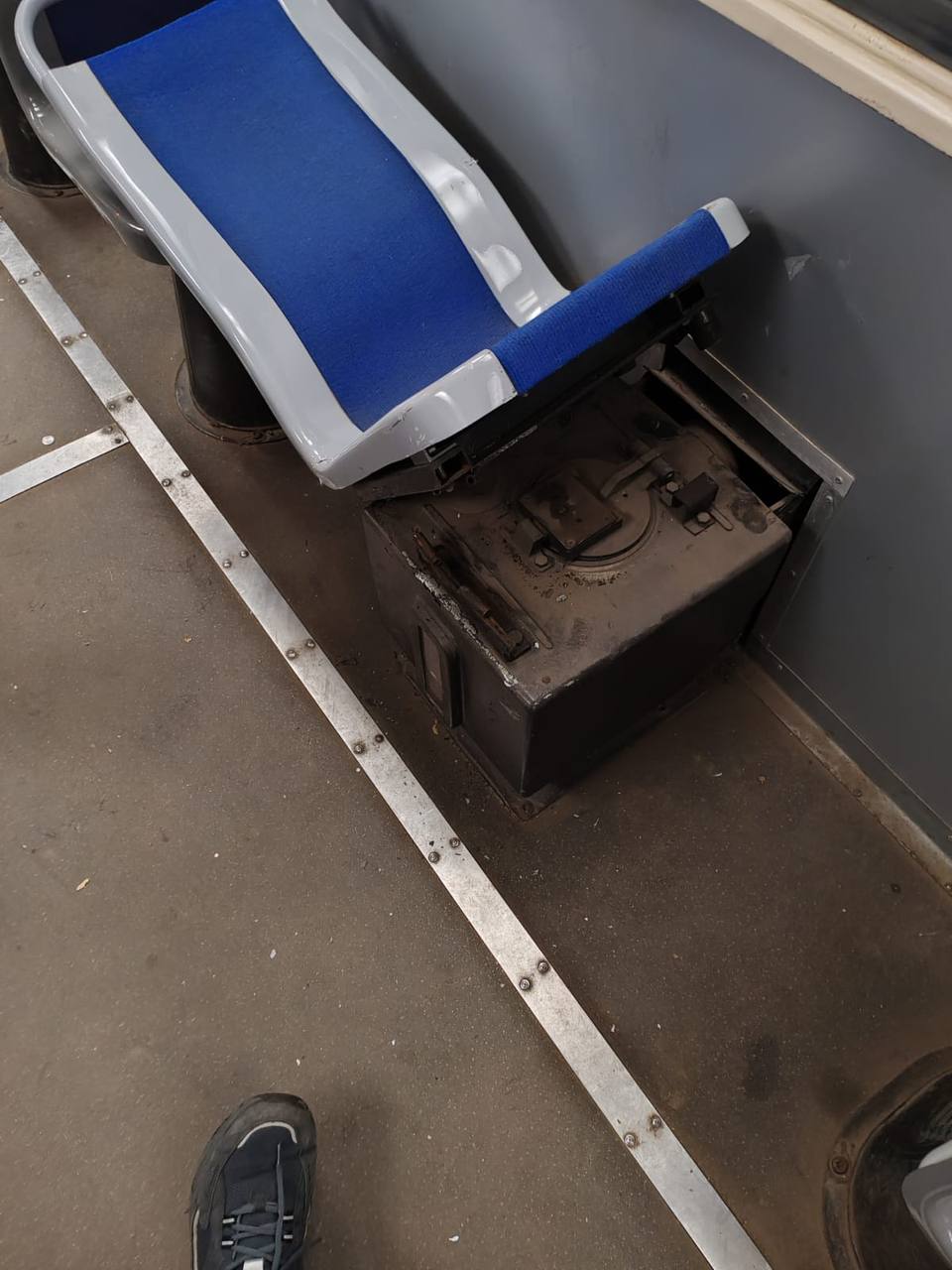 У Дніпрі розшукують підлітків, які потрощили трамвай