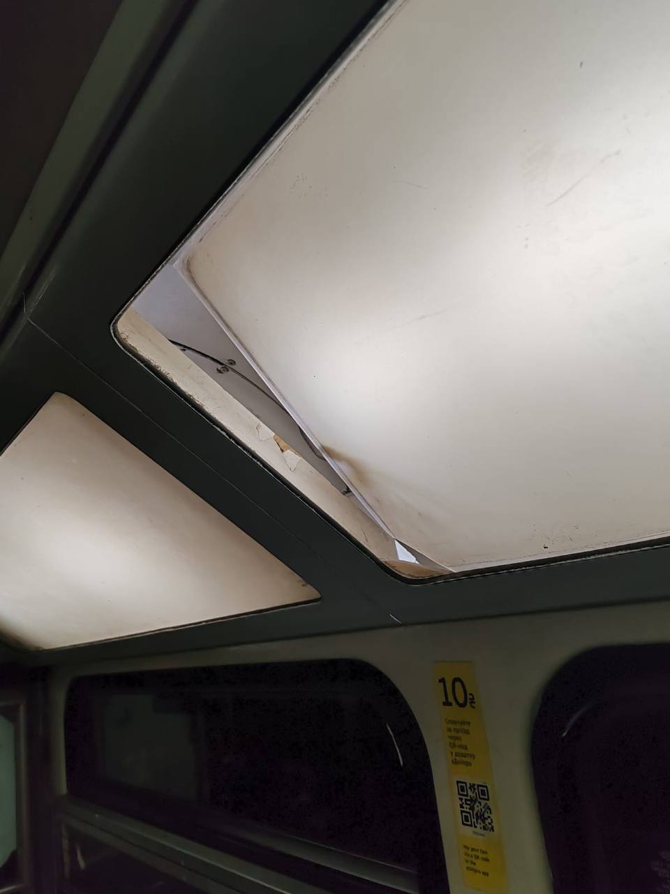 У Дніпрі розшукують підлітків, які потрощили трамвай