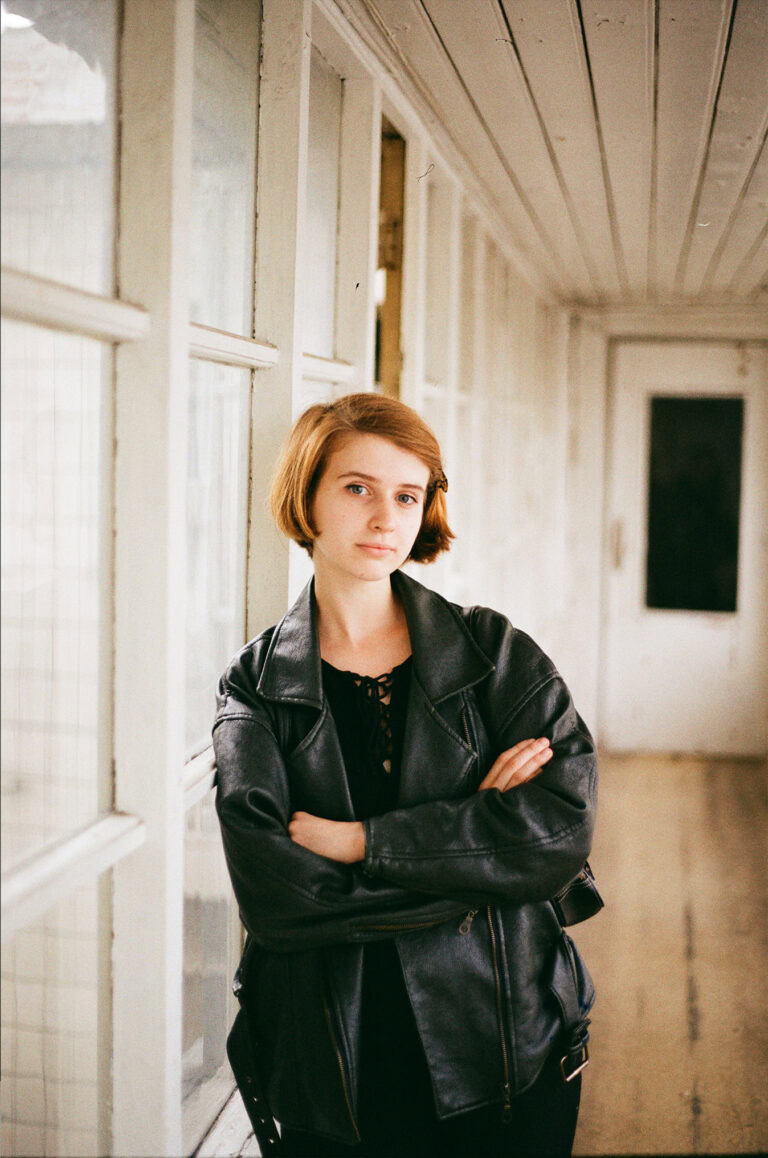 «Рай» крізь призму війни: у Дніпрі відкривається виставка молодої художниці