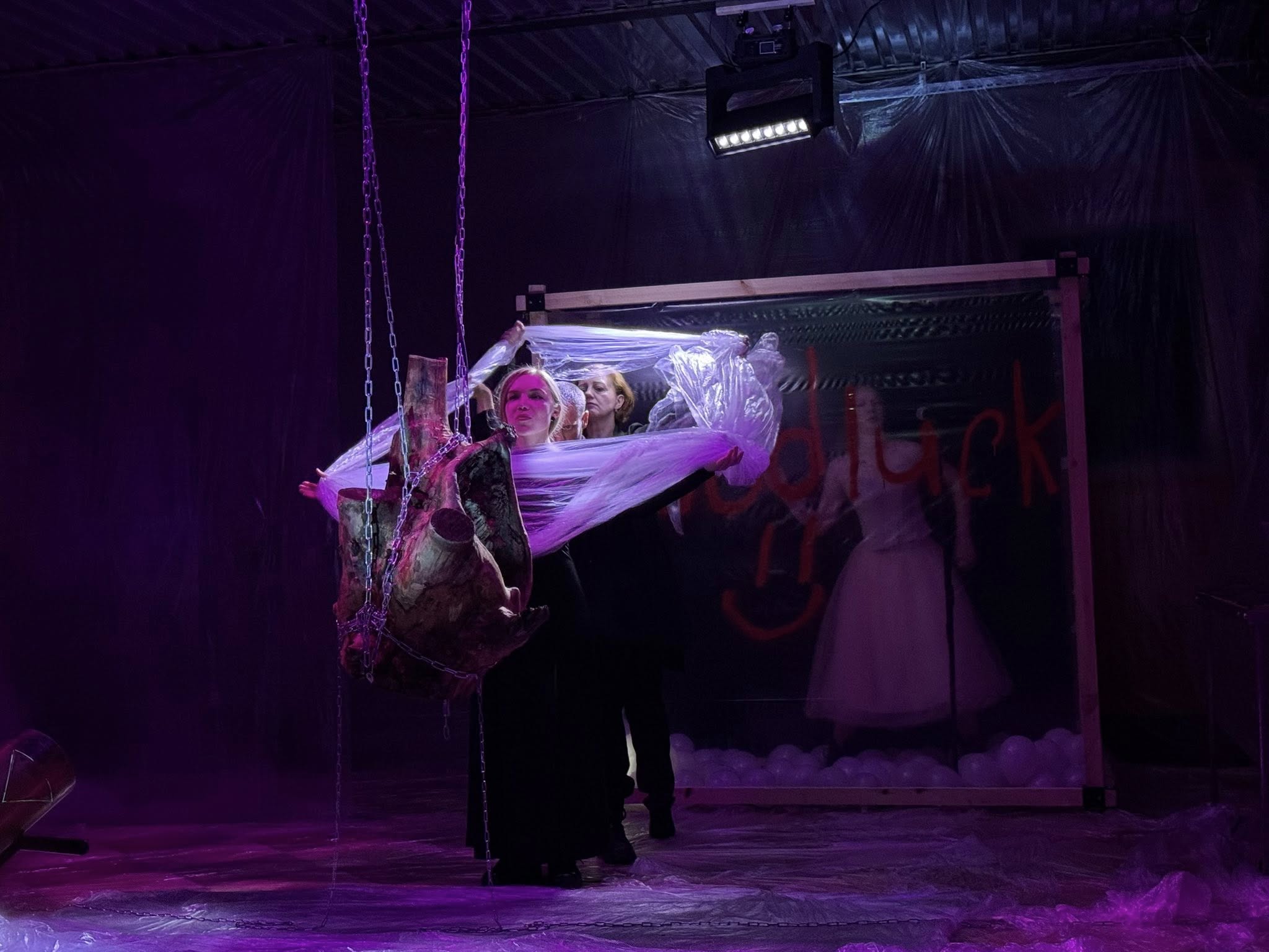 Матюки чи мистецтво? У Дніпрі спалахнув скандал довкола вистави про війну