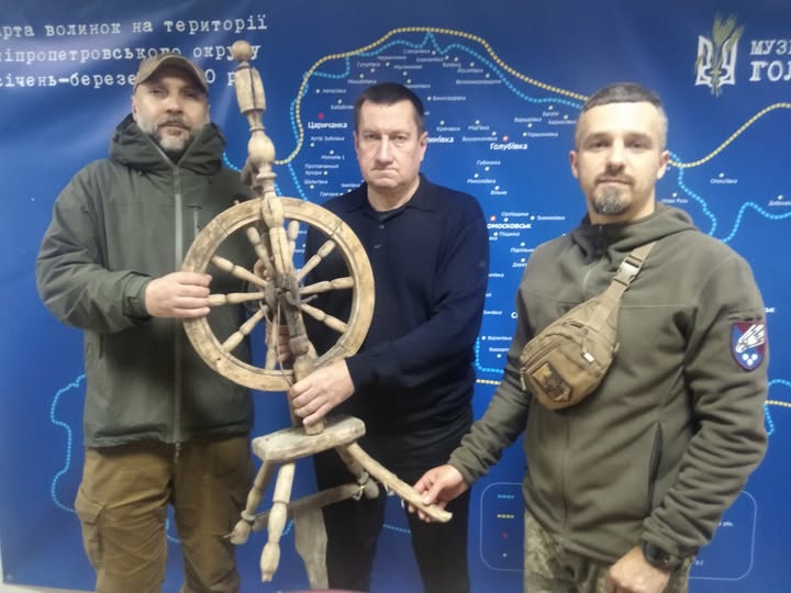 «Фронтовий» артефакт: бійці 25-ї бригади передали музею у Дніпрі старовинну прялку