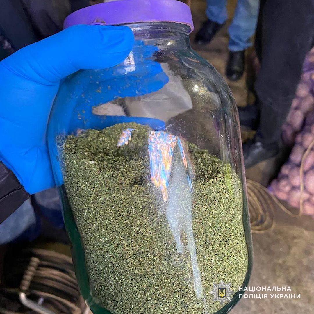 У Нікополі викрили чоловіка, який зберігав канабіс у трилітрових банках