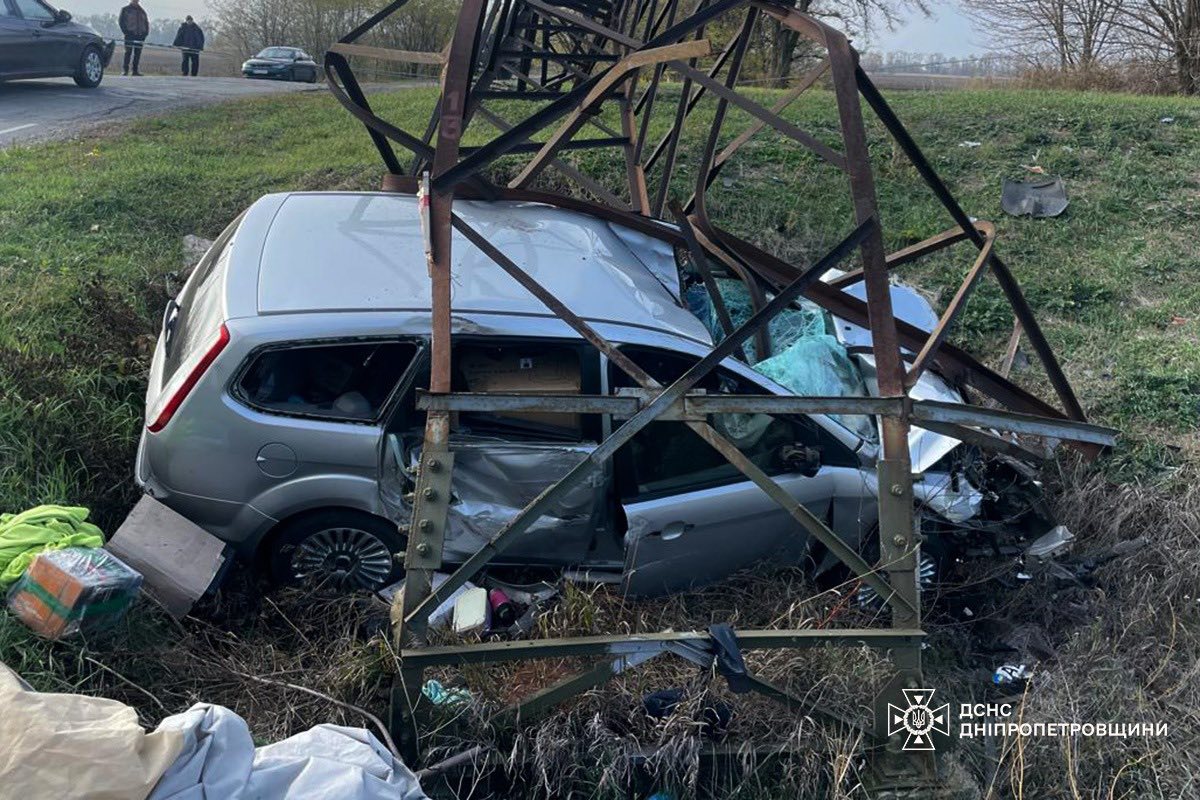 Влетів в електроопору: у Слобожанському рятувальники деблокували чоловіка з авто