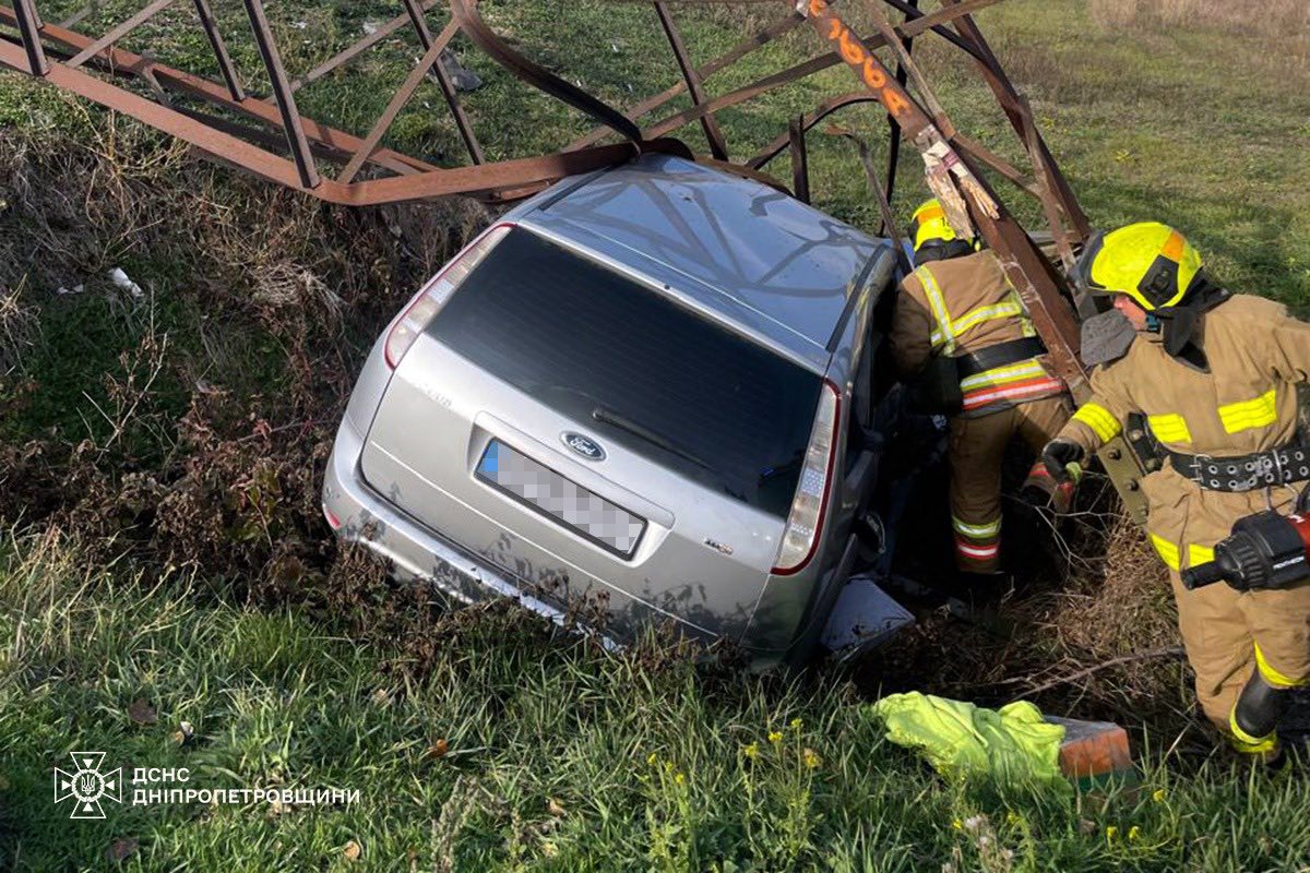 Влетів в електроопору: у Слобожанському рятувальники деблокували чоловіка з авто