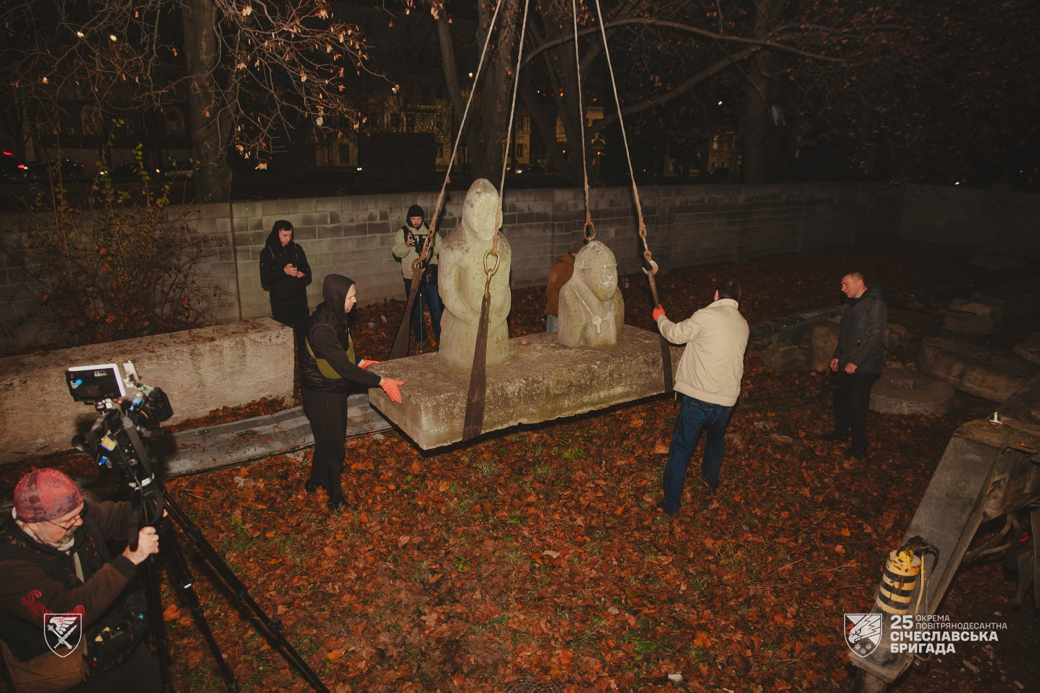 До Дніпра евакуювали половецькі статуї XII–XIII століть з прифронтової зони