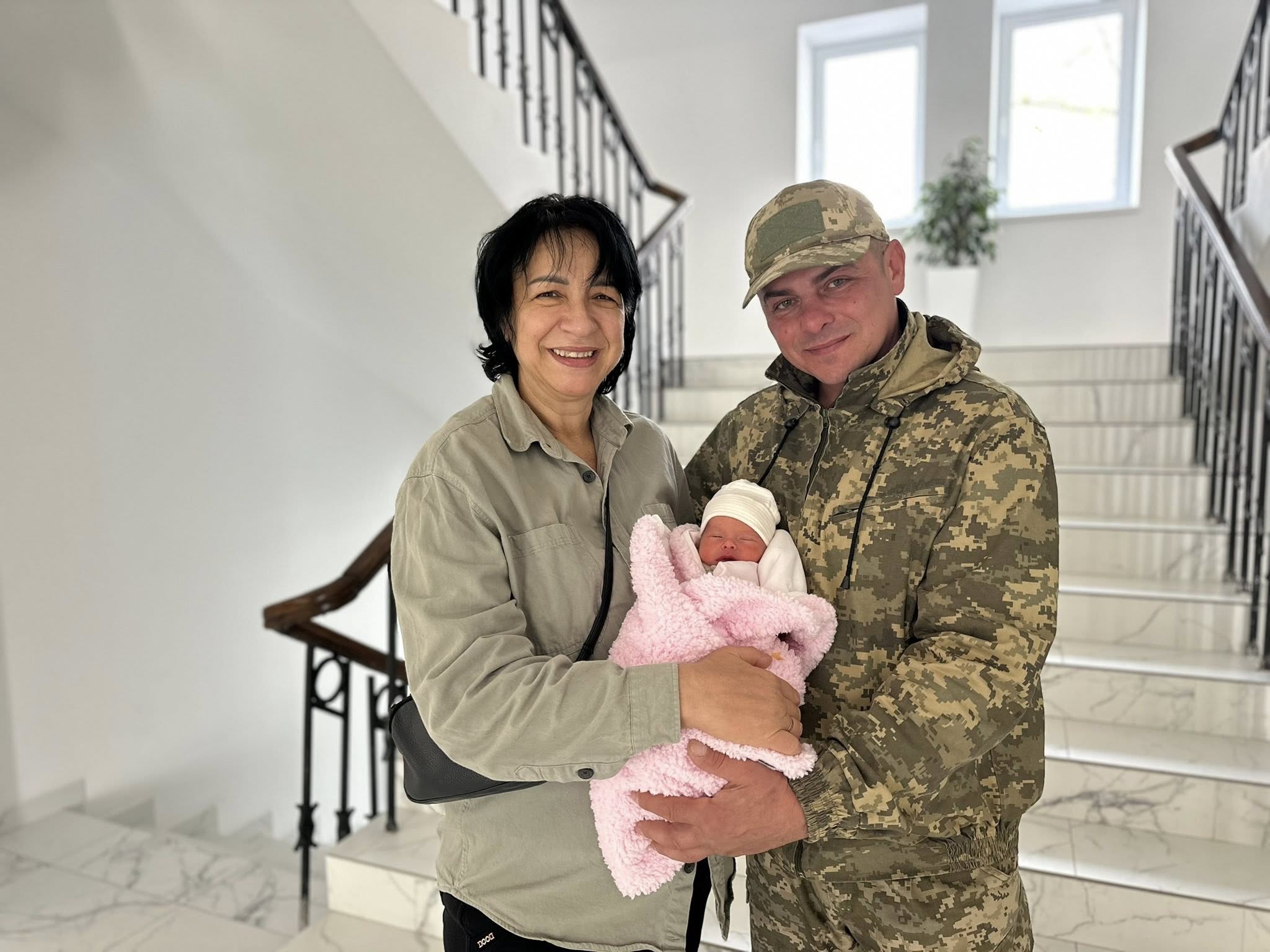 Захисниця ЗСУ з Дніпровщини стала мамою у 52 роки: жінка народила доньку