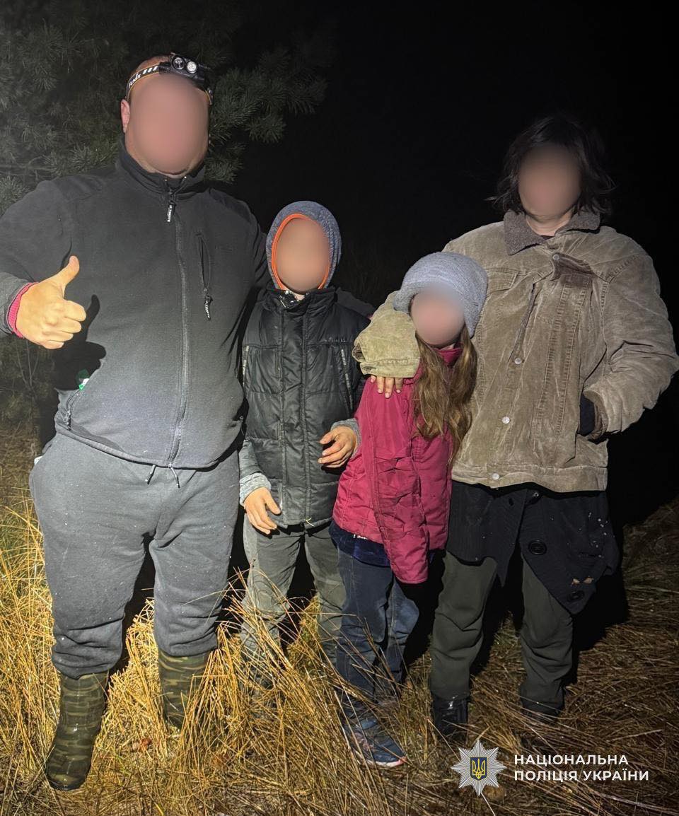 Поліцейські розшукали жінку з дітьми, які заблукали в лісі на Дніпровщині