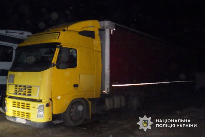Натисни щоб дізнатись більше про: У Кривому Розі затримали чоловіка, який обікрав вантажівку на стоянці