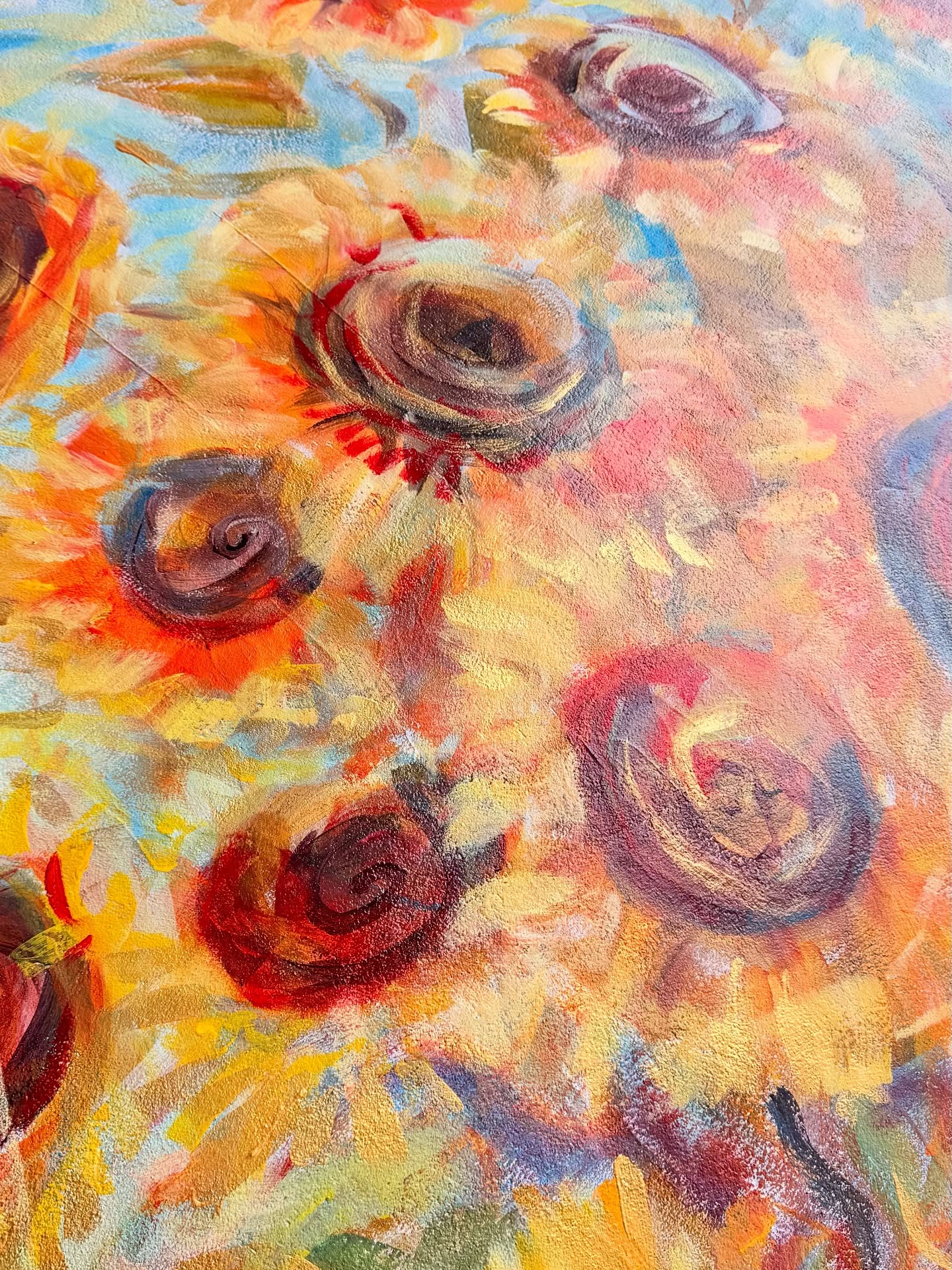 Соняшникове дерево: у центрі Дніпра з’явився новий мурал від місцевої художниці