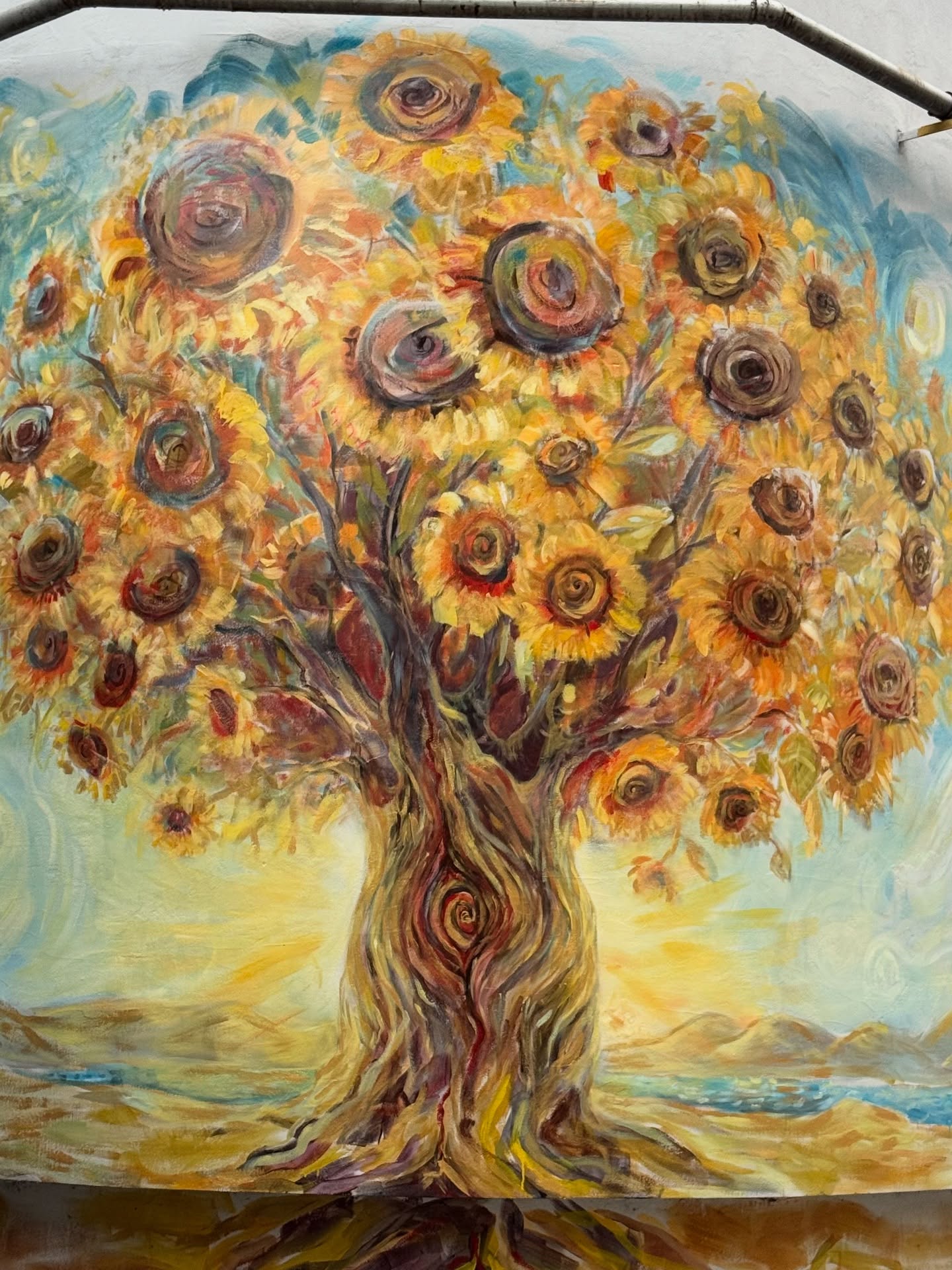 Соняшникове дерево: у центрі Дніпра з’явився новий мурал від місцевої художниці