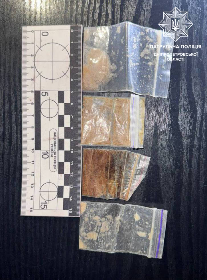 20 пакетів у кишені: у Дніпрі патрульні зупинили жінку, що нервувала при вигляді поліції