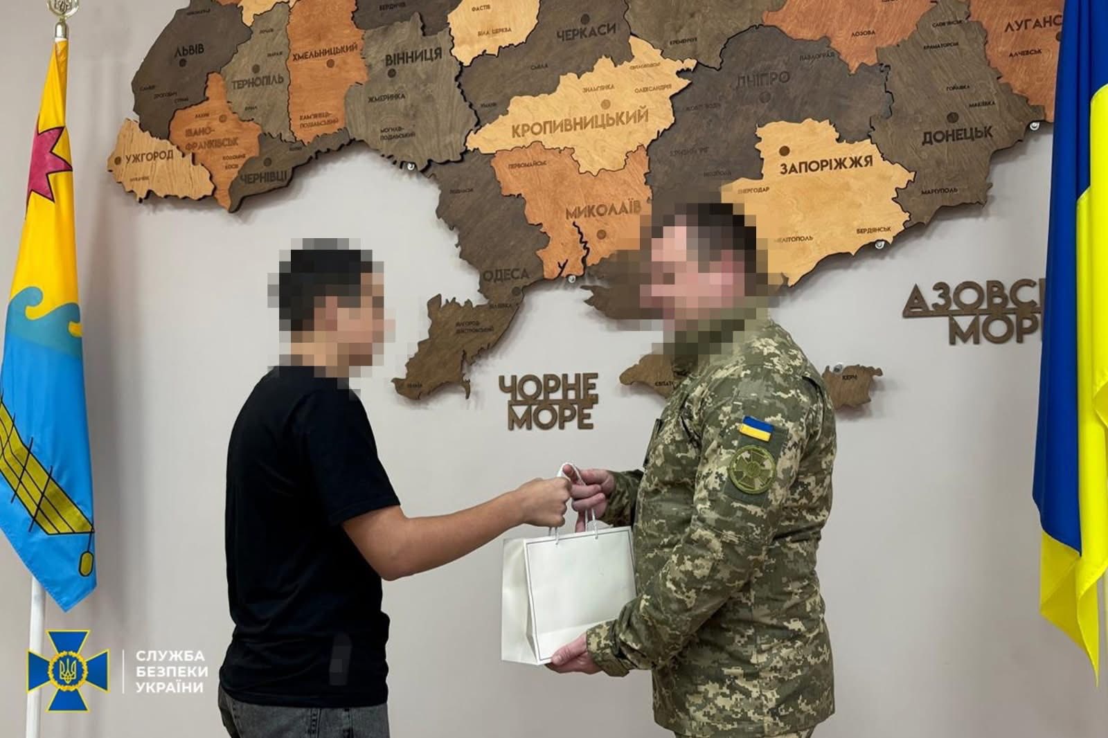 Юнак з Дніпровщини зірвав спробу ФСБ завербувати його і отримав нагороду