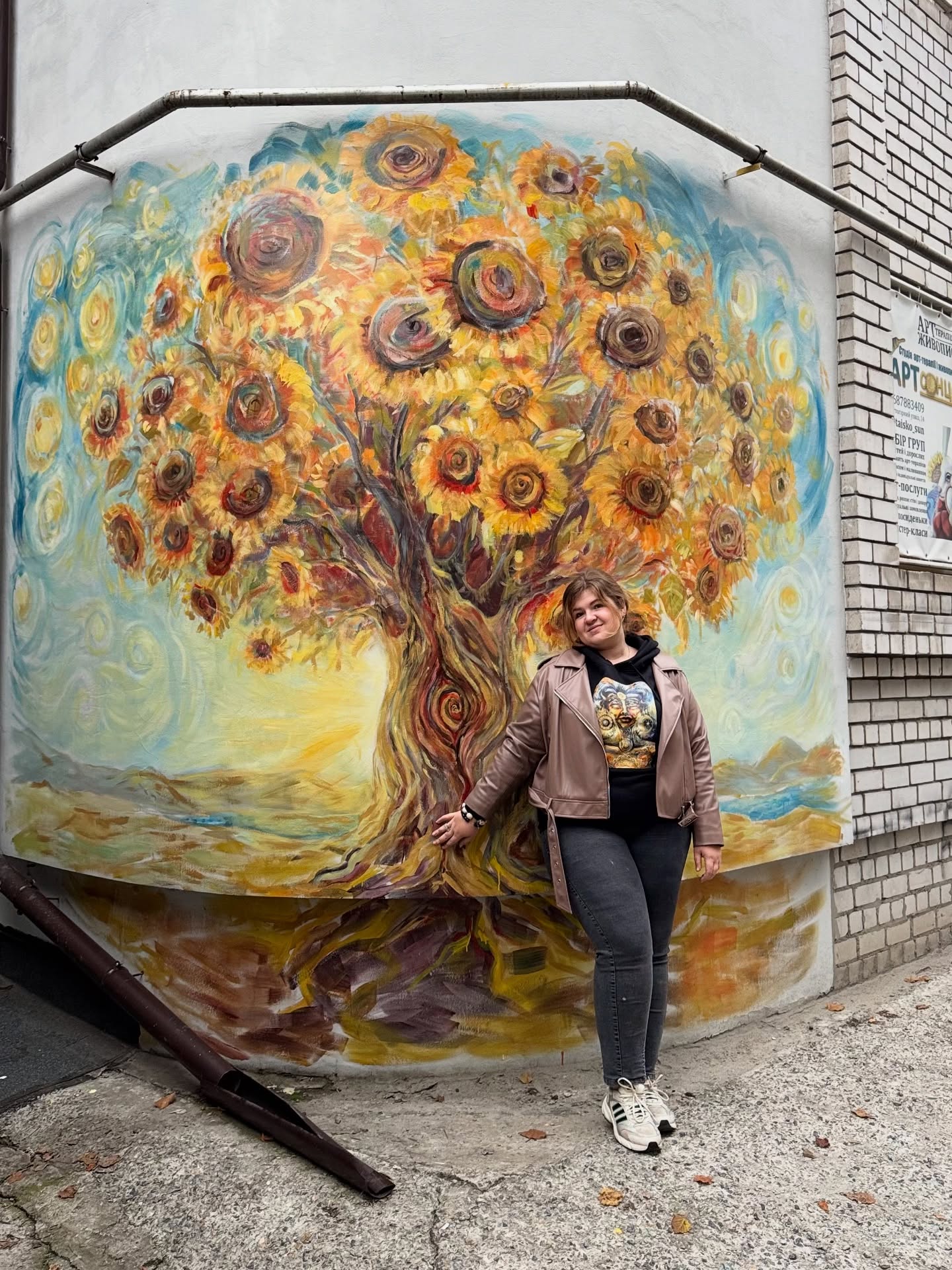 Соняшникове дерево: у центрі Дніпра з’явився новий мурал від місцевої художниці