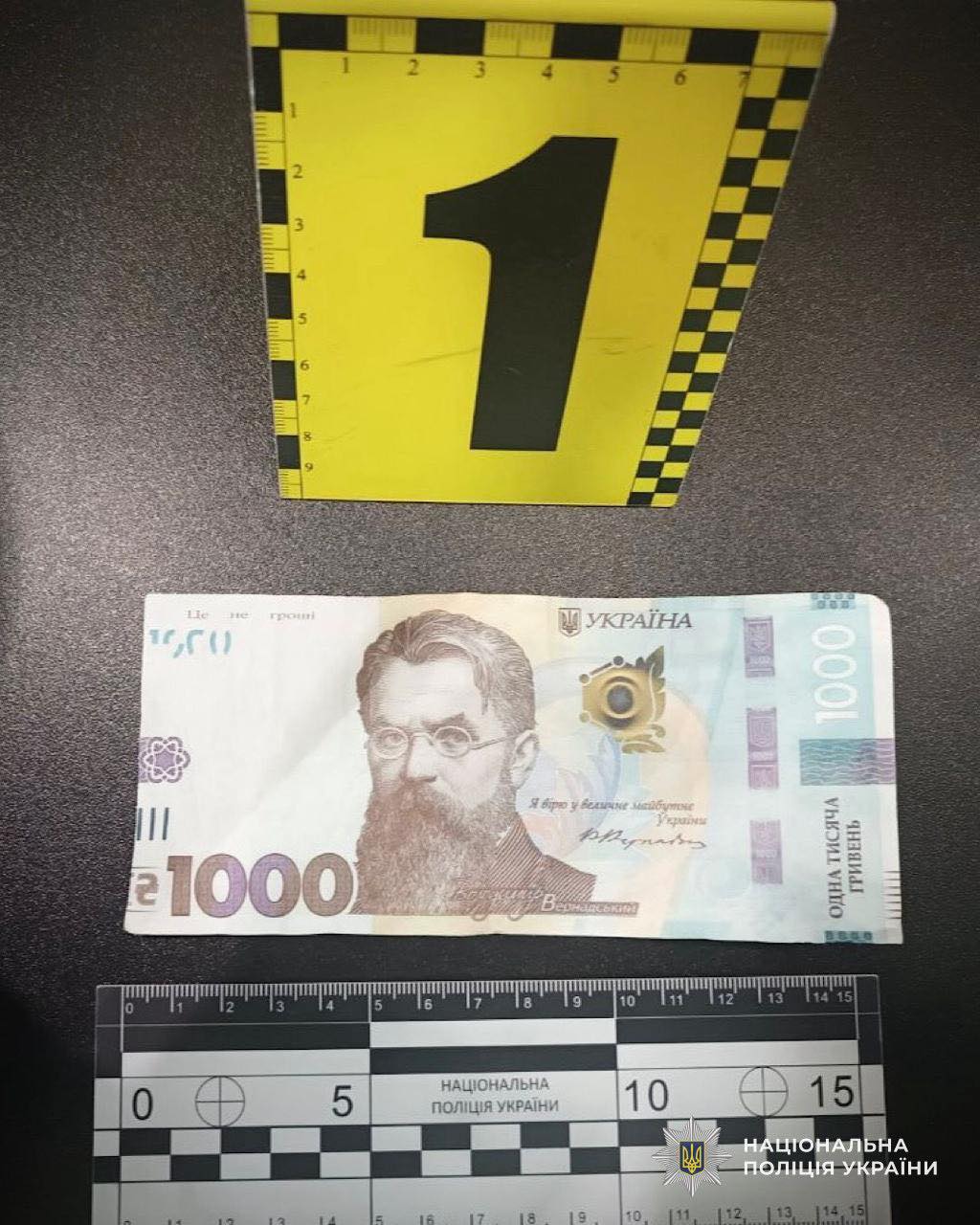 Сувенірна банкнота та втеча: у Дніпрі затримали чоловіка за грабіж