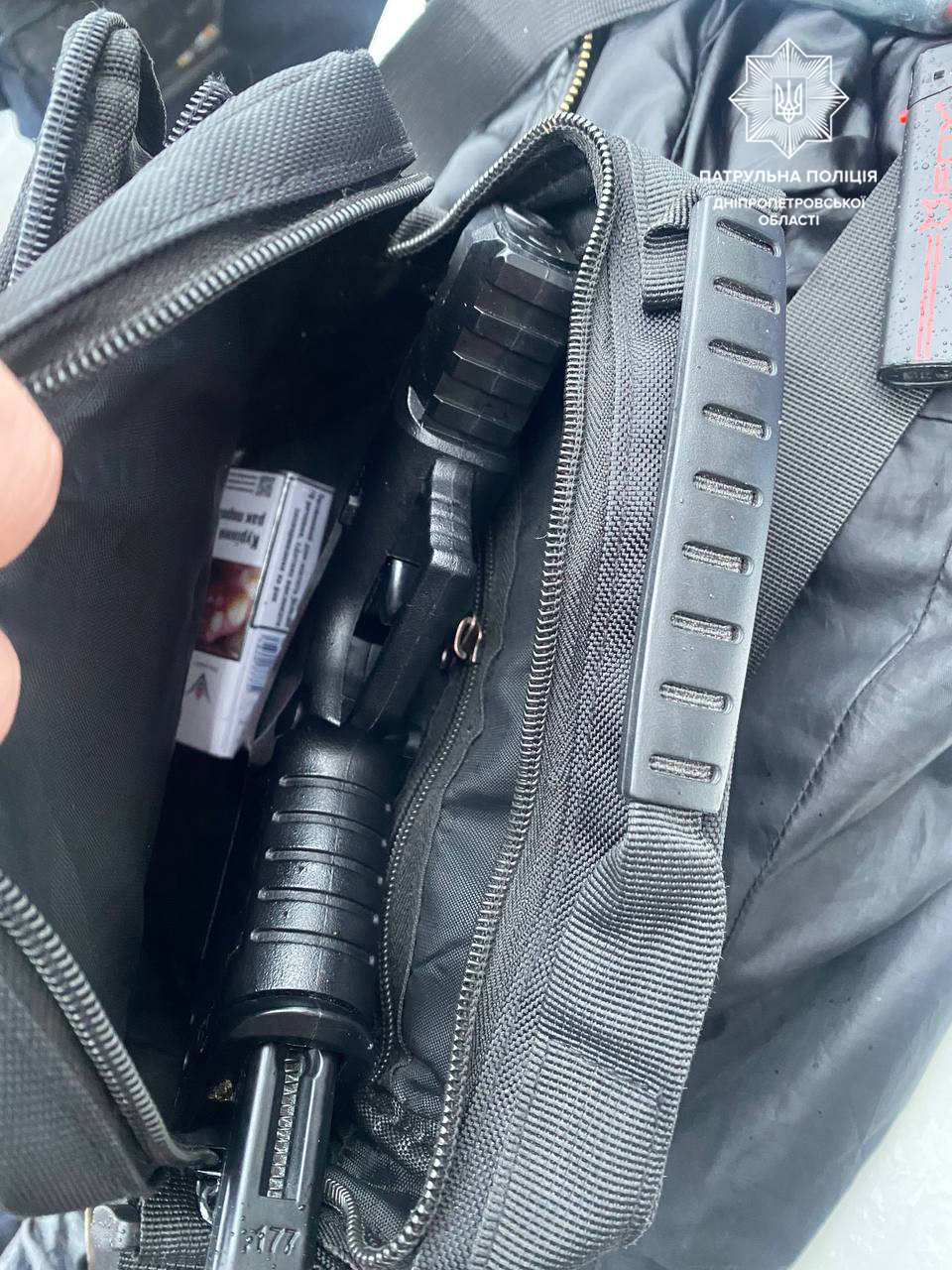 У Дніпрі патрульні затримали чоловіка, який погрожував жінці та пошкодив майно сусідів