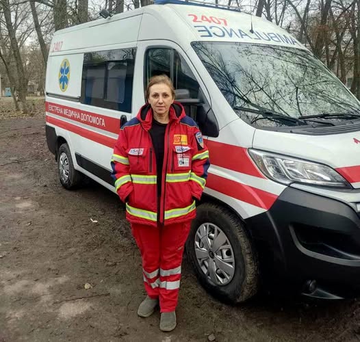 Проїжджали повз і врятували: на Дніпровщині медики допомогли чоловіку, збитому на трасі