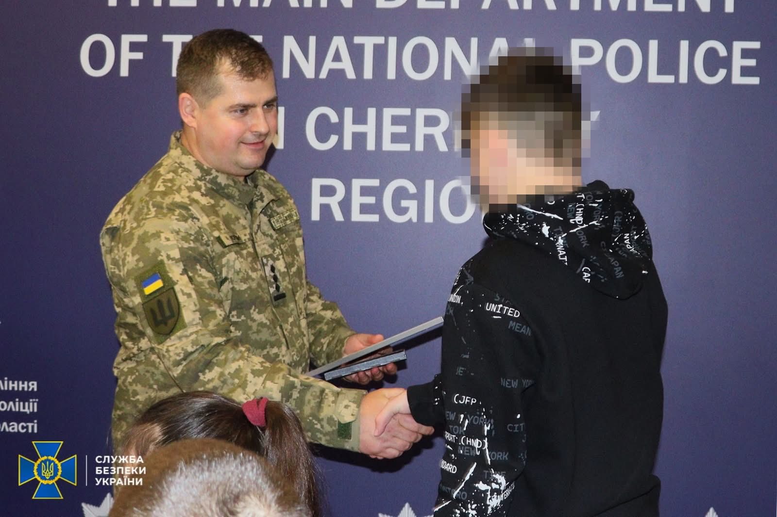 Юнак з Дніпровщини зірвав спробу ФСБ завербувати його і отримав нагороду