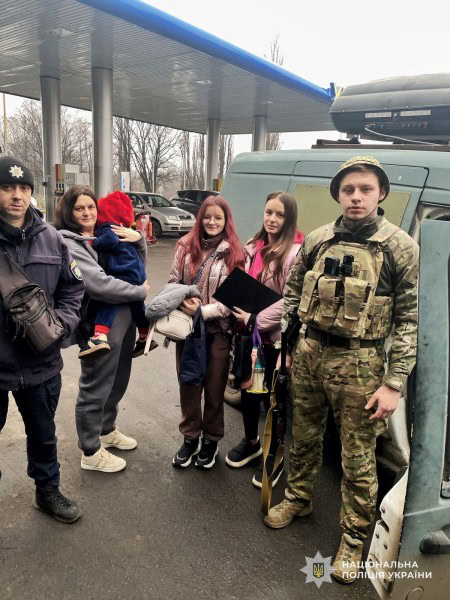 Обстріли та зруйнований садок: з Преображенки евакуювали двох дітей і їхніх мам