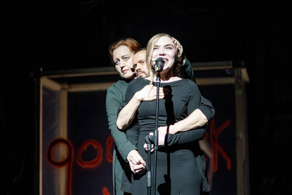 Матюки чи мистецтво? У Дніпрі спалахнув скандал довкола вистави про війну