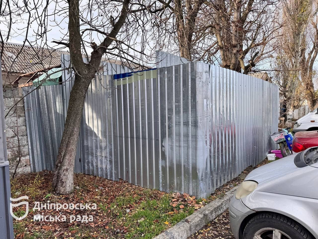 У Дніпрі демонтували незаконну огорожу: конструкція перекривала спільний простір