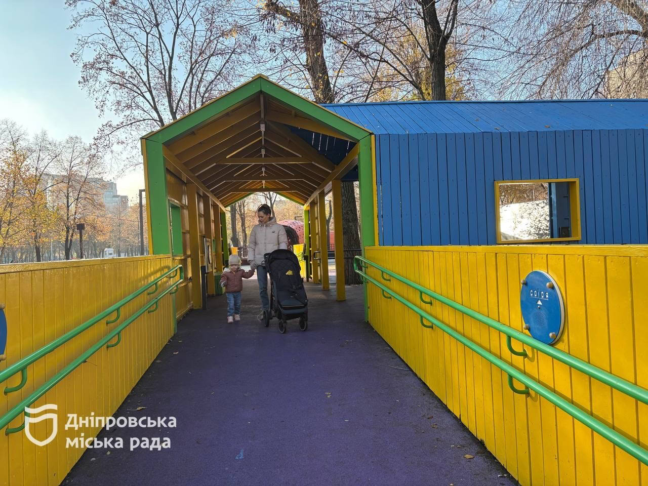 У Дніпрі відновили дитячий та інклюзивний майданчики у сквері Героїв