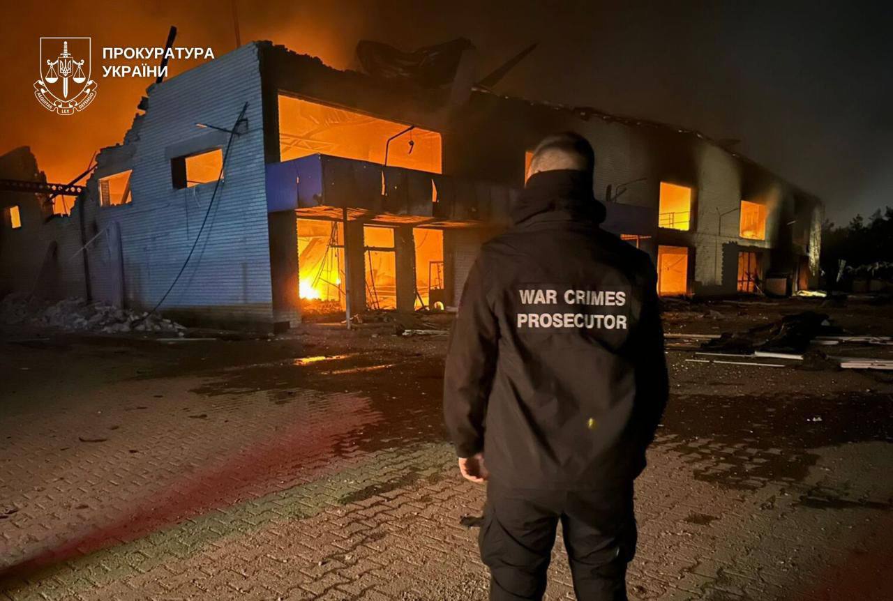 Удар по складу снеків: у Павлограді БПЛА-камікадзе знищив продукцію відомої компанії