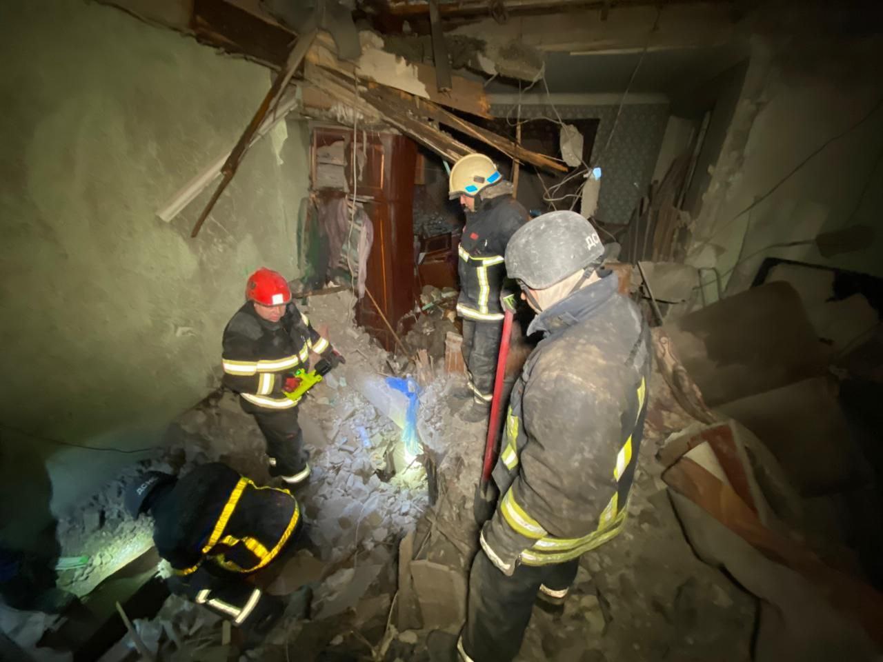 Атака дронів по Кам’янському: 8 поранених, влучання у будинок і залізничну станцію